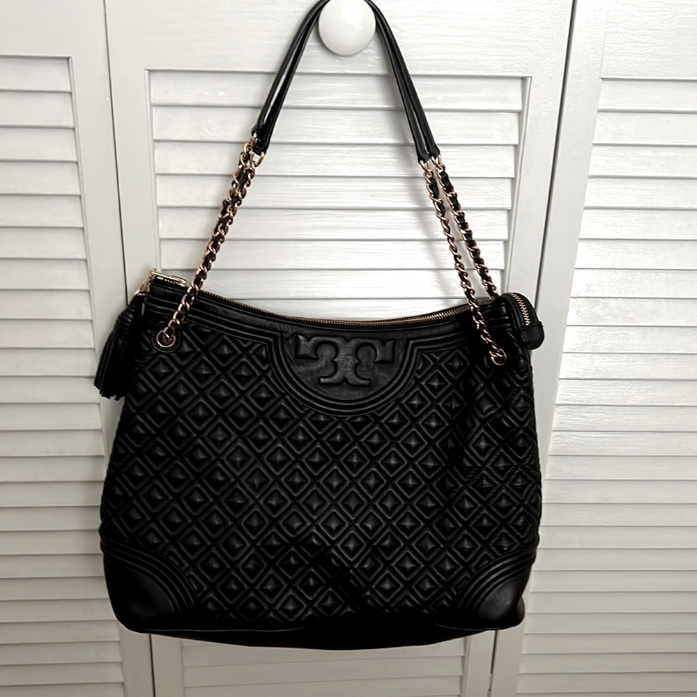 Tory Burch black purse in excellent condition. No tears no scrapes zipper works